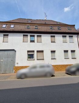 6% Rendite: Lukratives 11-Parteien- Mehrfamilienhaus mit großem Hof und 2 Garagen - Groß Zimmern