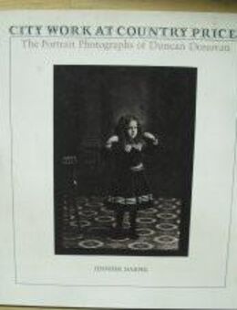 CITY WORKS AT COUNTRY PRICES. The Portrait Photographs of Duncan Donovan. Broschierte Ausgabe v. 1977. Jennifer Harper (Autorin) - Rosenheim