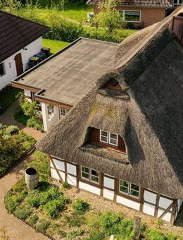 Im Auftrag zu verkaufen: Reetdach-Einfamilienhaus mit großem Garten – Einliegerwohnung, Büro und Carport - Grundstück teilbar - Nübbel