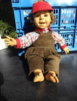 Puppe Junge Sammlerpuppe Porzellan 37 cm mit Cordlatzhose und kariertem Hemd, 5,- - Flensburg
