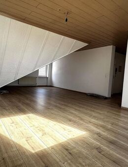 ** Gemütliche 2 Zimmer-Dachgeschoss-Wohnung mit Stellplatz ** - Beindersheim
