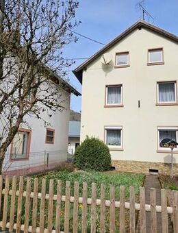Ehemaliges Bauernhaus mit Garage, Scheunen und Innenhof in der Vulkaneifel - Meerfeld