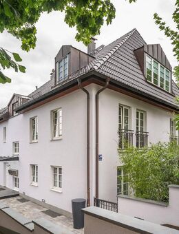 MAIER - Modernisiert! 5-Zi mit EBK, Holzofen, Teilmöbliert, Aufzug, TG - München