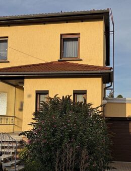 Charmante Doppelhaushälfte in ruhiger Lage von Schmölln - sofort bezugsfertig mit Garten & Garage - Schmölln