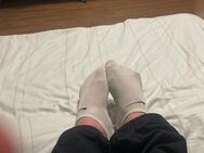 Getragene Socken, frisch angezogen - Hamburg