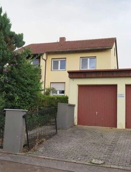 Haus sucht Handwerker: Zweifamilienhaus mit viel Potential u. großem Grundstück in Langquaid** - Langquaid