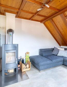 Großzügige Dachgeschosswohnung - 4-Zimmer mit Balkon, Kaminofen & viel Platz für die Familie - Haslach (Kinzigtal)