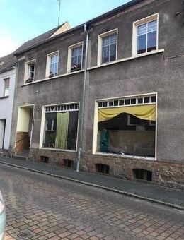 Stadthaus mit großem Nebengelass, 3 kleine, hübsche Whgén, eine ist vermietet, schöne Gewerberäume unvermietet, lohnende Investition! - Putlitz