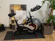JOROTO Indoor Cycling Bike X2 Heimtrainer Fahrrad mit Kraftvoller Magnetbremse & Riemenantrieb Speedbike Ergometer mit Stufenlosem Widerstand ink. LCD Display (Darstellung in KM) - ca. 150kg Belastbar - Nürnberg