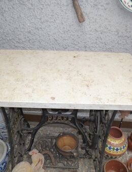 alte Nähmaschhine aus GUS-Gestell mit Mamorplatte - Donaustauf