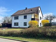 Gepflegtes Zweifamilienhaus mit großem Grundstück, Doppelgarage, Carport und idyllischem Garten - Himmelkron