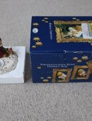 Goebel Engel Träumerle auf Postament bordeaux rot weiß grün gold Weihnachten in 61194