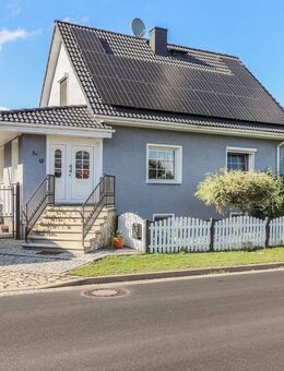 Charmantes Einfamilienhaus mit Pool und Photovoltaikanlage! - Hassel