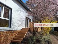IMMOBERLIN.DE - Ersteinzug! Sehr attraktives Haus mit Südterrasse, Garage & Sonnengarten in naturverbundener Lage - Stechlin