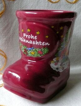 hübscher kleiner Keramikstiefel mit Weihnachtsmotiven in dekorativem Rot - Niederfischbach