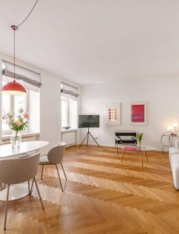 Altbau-Charme: Bildschöne 2-Zimmer-Wohnung mit Balkon in Spitzenlage - München