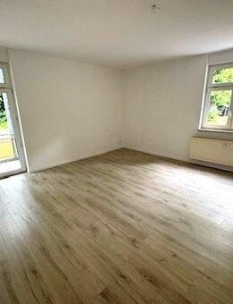 2 RW mit Balkon im EG mit Laminat und Einbauküche im Fliegerstädtchen - Merseburg