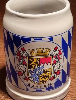 Bierkrug mit Bayern-Wappen und blauweißer Raute 0,5 l, Steingut - Essen