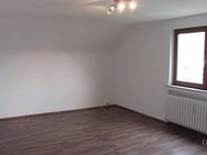 Unter dem Dach des Rosensteins: Charmante 4 Zimmer-DG-Wohnung mit eigenem Garten in Heubach! - Heubach