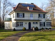 Wohnen in einer Villa im Park einer historischen Wasserburganlage - Bornheim (Nordrhein-Westfalen)