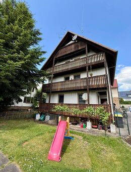 Gemütliche Dachgeschosswohnung auf 2 Etagen mit Balkon und Einbauküche, Wfl. 70m² - Burgpreppach
