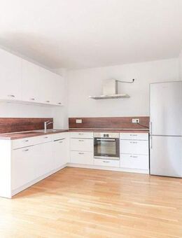 Luxuriöse Penthouse-Wohnung mit großer Dachterrasse, Ankleideraum und Tiefgaragenstellplatz - Frankfurt (Main)