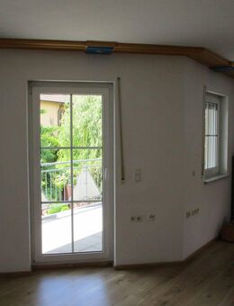 Doppelhaushälfte bzw. Eigentumswohnung mit 2 Stellplätzen und Gemeinschaftsgarten in bevorzugter Lage in Sommerach - Sommerach