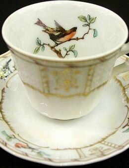Mokkatasse auf Untertasse der Manufaktur Heinrich Porzellan. Berieben. Vogeldekor. Höhe: 5,5 cm. - Hamburg Wandsbek