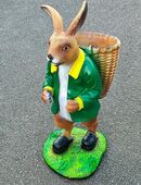 Dekofigur Hase mit Kiepe auf dem Rücken Ostern Osterhase Gartendeko in 06313