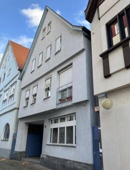Attraktive 2-Zimmer-Dachgeschosswohnung in zentraler Lage für Eigennutzer oder Kapitalanleger - Kirchheim (Teck)