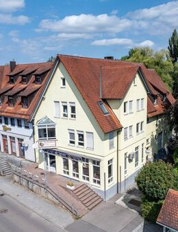 Mehrfamilienhaus mit mit stabilen Mieteinnahmen und attraktiver Gewerbefläche zur Neugestaltung - Obersontheim