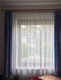 Store, weiß + Vorhänge, hellblau gemustert + Vorhangstange, braunes Holz mit Abschlüssen (2x vorhanden) - München