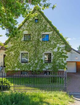 Mit drei Bädern/WCs, Kamin, Garage, wohnlichem Souterrain - Einfamilienhaus in Kaulsdorf - Berlin