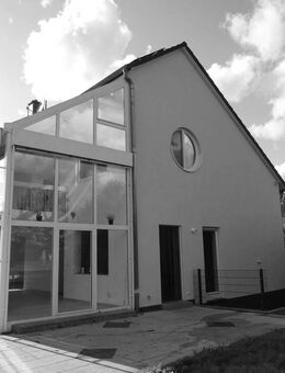 Großzügiges Einfamilienhaus in Feldrandlage - mit hochwertiger Einbauküche, Garten und PV-Anlage! - Münzenberg