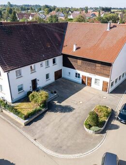 Zweifamilienhaus mit geräumigen Lagerflächen und angrenzenden Scheunen - Berghülen
