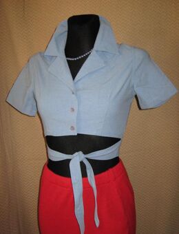 NEU mit ETIKETT * Extravagant * Pin- up Style * Kurz * Bindeband * Guckloch * Cut out * Bluse "ISSIS" Gr. 36/ S * hell- blau * - Riedlingen