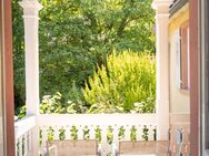 Elegante Etagenwohnung in denkmalgeschütztem Stadthaus mit Balkon und Gartennutzung - Baden-Baden