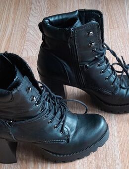 schwarze High Heels Stiefeletten Gr. 39 von Funky Shoes - Gaggenau