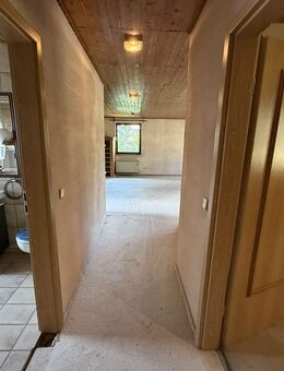 Bungalow mit Potenzial: Großes Grundstück, moderne Wärmepumpe - jetzt Traumhaus gestalten - Wilhelmsdorf (Bayern)