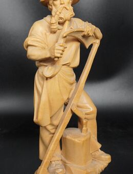 Holzstatuette massiv, 31 cm, sensedengelnder Bergbauer, Volkskunst, Schnitzerei - München