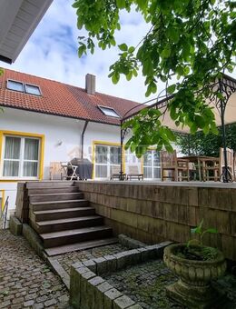 Aufwendig modern gestaltetes Einfamilienhaus in Grenzbauweise mit Einliegerwohnung - Alteglofsheim