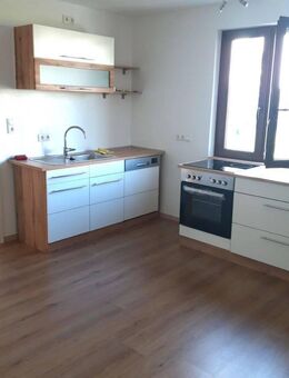 Sanierte 2 Zimmerwohnung mit EBK, Garage und Gartenanteil - Sulzbach-Rosenberg
