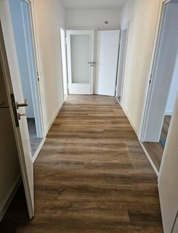 Neu sanierte Wohnung mit 5 Zimmern, Balkon,.... - Chemnitz