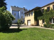 Villa mit Büro, großer Wohnung, Halle und acht Garagen - Wiesau