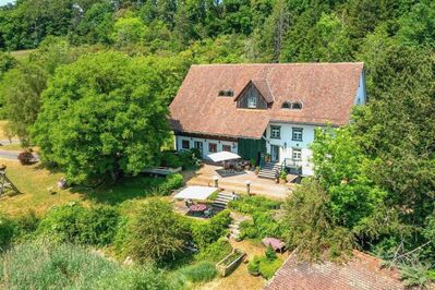 Die Nadel im Heuhaufen! Die Nadel... ein wunderschönes Landhaus inkl. Pferdeboxen! Der Heuhaufen... 94.000 qm Wiese & Natur!