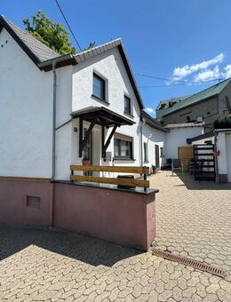 Für Ruhesuchende mit Gartenträumen! Freistehendes Einfamilienhaus im Herzen des Dorfes! - Langenfeld (Rheinland-Pfalz)