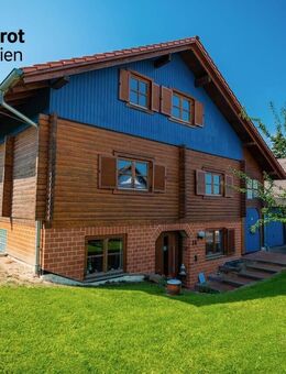 Wohnen wie im Urlaub! Außergewöhnliches Blockbohlenhaus mit 2 Garagen auf herrlichem Südgrundstück - Nieste