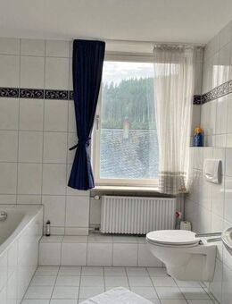 **Große Immobilie bietet viel Potenzial und Nutzungsmöglichkeiten** - Densborn