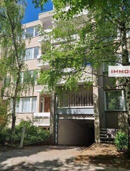 IMMOBERLIN.DE - Attraktive Wohnung mit Loggia & PKW-Stallplatz in Lankwitz - Berlin