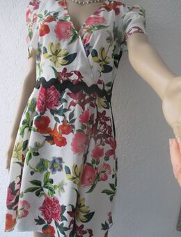 NEU mit Etikett * Romantik * Blumen * Blüten * Flower- Power * Rockabilly * Hippie * Flamenco * Festival * Gipsy * Seiden- Chiffon * Wickeloptik * Tellerrock * Mini- Kleid "MORGAN" Gr. 38- 40/ S- M * cremè- beige * Pastell- bunt * - Riedlingen